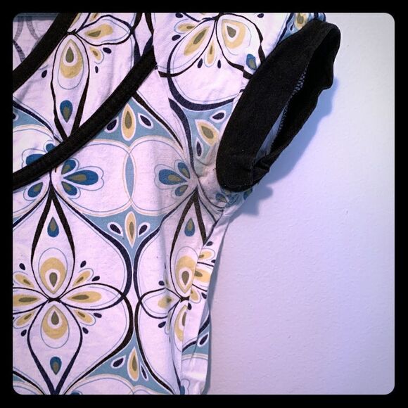 Women's Floral Patterned Fitted Tee - Picture 6 of 7